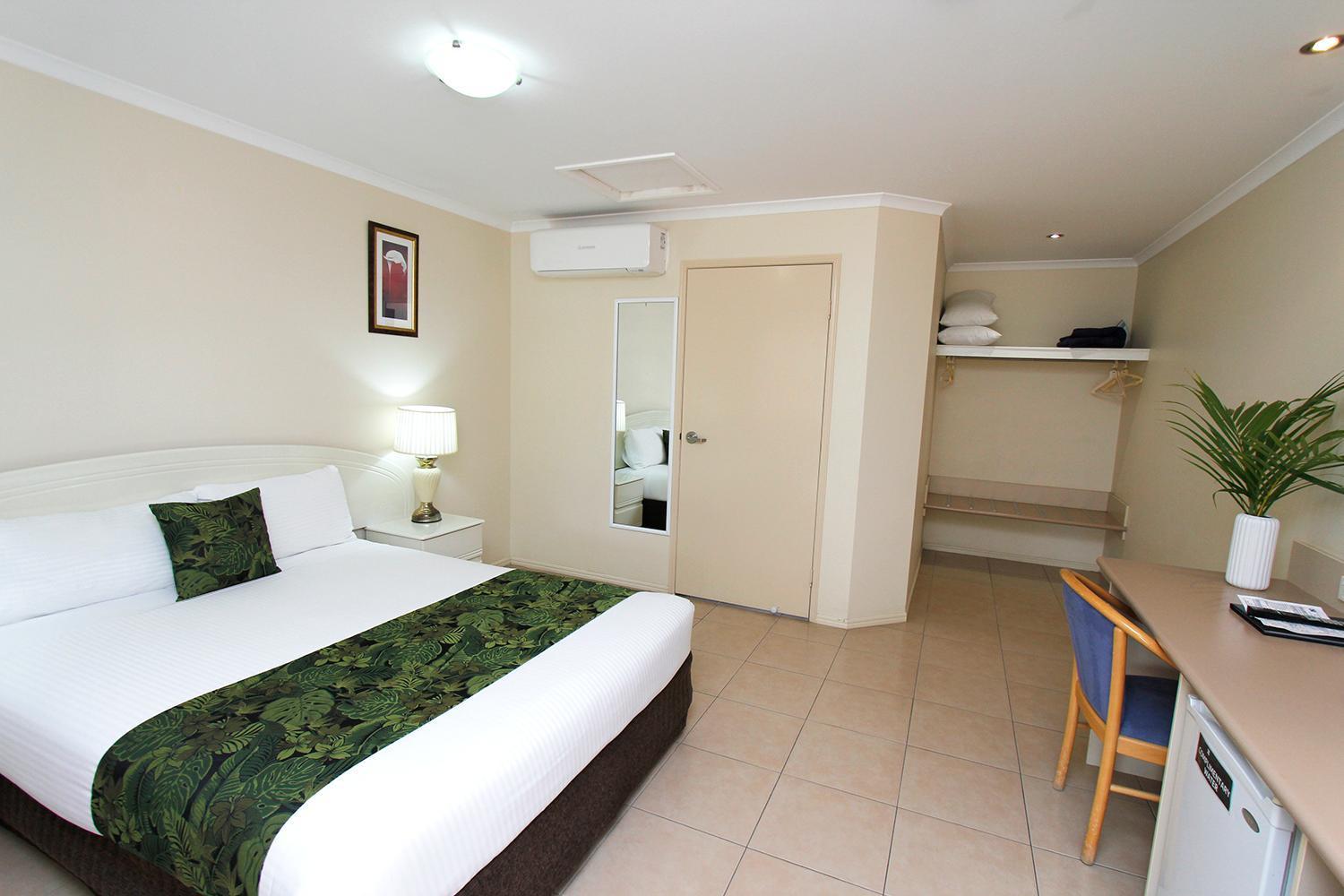 The Palms Motel Чинчилла Экстерьер фото